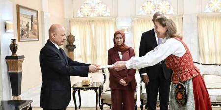 الرئيس العليمي يتسلم أوراق اعتماد 4 سفراء جدد
