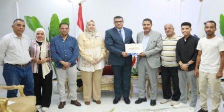 محافظ قنا يكرم أعضاء فرقة مكتبة الطفل والشباب بالمعنى لفوزهم بجائزة لجنة التحكيم الخاصة بالمهرجان الختامي للمسرح