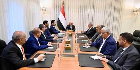 العليمي: الحوثيون يواصلون التصعيد وقرارهم مرتهن لأجندات خارجية لا تخدم اليمنيين