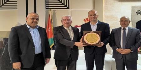 بلدية الرمثا تُكرم الحكم الدولي أدهم المخادمة وقدامى نجوم النادي