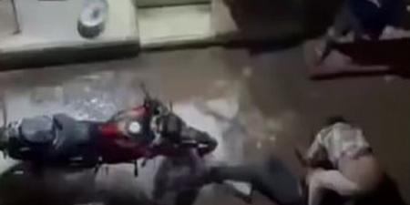 جريمة مروعة تهزّ الشارع المصري .. فيديو لشاب يذبح آخر في الشارع
