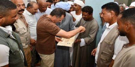 محافظ أسوان يعقد لقاءً جماهيرياً مع أهالي قرية العدوة بإدفو ويؤكد: المواطن محور خطط التنمية