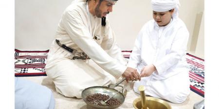 الدلة تجمع الأجيال.. «العين للرطب» يحتفي بسنع القهوة الإماراتية