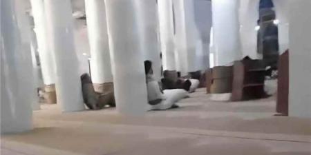 بعدما كان يكتظ بالمصلين.. فيديو يوثق خلو الجامع الكبير في إب أثناء خطبة الجمعة هرباً من الخطيب الحوثي