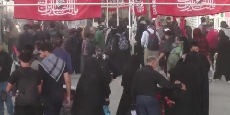 إيران | سيراً على الأقدام.. زوار يواصلون التوافد عبر معبر مهران الحدودي باتجاه كربلاء لإحياء أربعينية الإمام الحسين (ع)