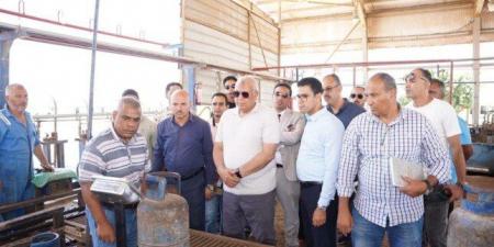 محافظ مطروح يتفقد محطة تعبئة أسطوانات البوتاجاز