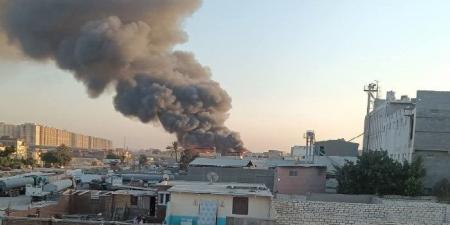 حريق هائل بمصنع تنر غرب الإسكندرية.. والدفع بـ 15 سيارة إطفاء