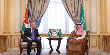 الصفدي ونظيره السعودي يبحثان المستجدات الإقليمية وخفض التصعيد وتعزيز أمن المنطقة