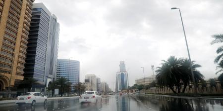 سحب ركامية وأمطار متفاوتة الشدة ورياح نشطة على أبوظبي حتى الجمعة