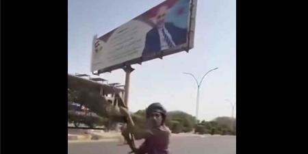 خارج عن القانون يطلق النار في الهواء ويهدد بقتل كل من يحاول انزال صورة عيدروس الزبيدي في شارع عام بعدن - [فيديو]