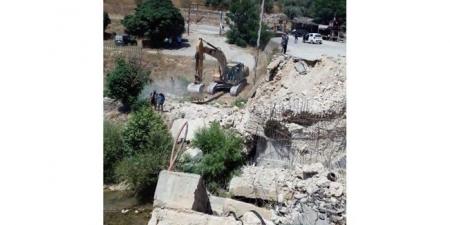 فرق الاشغال باشرت بإنشاء ممر بديل موقت على جانب نهر قاعقعية الجسر لحين إعادة إعمار الجسر الاساسي