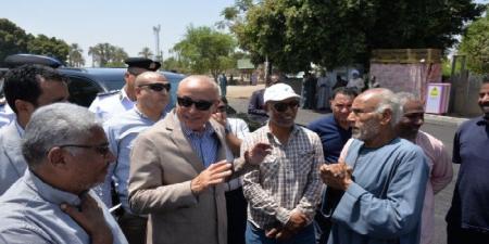 محافظ الأقصر يتفقد أعمال رصف الطرق وتطوير البنية التحتية بالطود