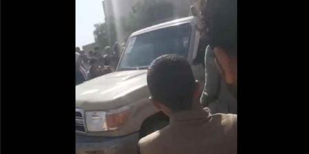 حوثي يقتحم مدرسة "بنات" في عمران ويطلق النار عشوائيا ويتسبب في إصابات وشجاعة المديرة والمعلمات تمنع كارثة - [فيديو]