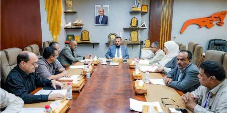 اجتماع برئاسة المحافظ شيخ لبحث جاهزية المدارس ومعالجة معوقات القطاع التربوي