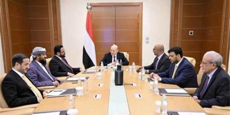 أول تعليق لمسؤول يمني بشأن الخلافات داخل مجلس القيادة الرئاسي