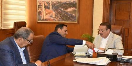 محافظ بورسعيد يوقع عقود تمليك أراضٍ لـ5 مصانع بالمنطقة الصناعية