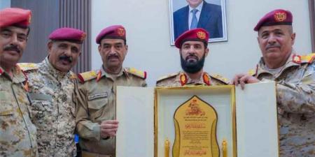 اللواء مختار الرباش يتسلم رسميًا قيادة محور أبين خلفًا للعميد سند الرهوة تنفيذا لقرار الرئيس العليمي