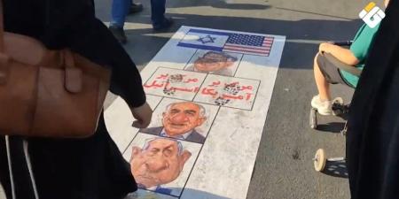 بالفيديو | خلال مسيرات الأربعين في طهران… مشاركون يدوسون على صور ترامب ونتنياهو وأعلام أميركا والاحتلال