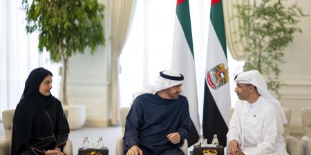 رئيس الدولة يستقبل فريق عمل جناح الإمارات في "إكسبو 2025 أوساكا" في اليابان
