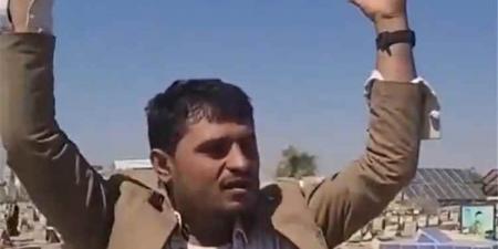 الجوع يحاصر قيادات وأسر قتلى المليشيات.. مسؤول حوثي بحرف سفيان يشكو الجوع ونهب المستحقات - [فيديو]