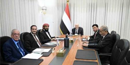 رئيس مجلس القيادة اليمني يشيد بالدور السعودي في دعم اليمن وحماية مؤسساته الوطنية