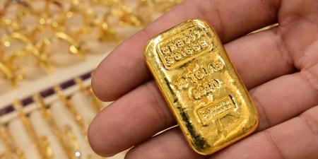الذهب يرتفع لأعلى مستوى في شهر مع تراجع النفط والدولار