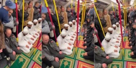 فيديو صلاة داخل مترو لندن يثير موجة تحريض ضد المسلمين.. وعمليات تدقيق تكشف حقيقته