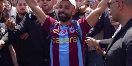 محمد صلاح هدية من الله”.. استقبال أسطوري للملك المصري في تركيا بقميص طرابزون سبور