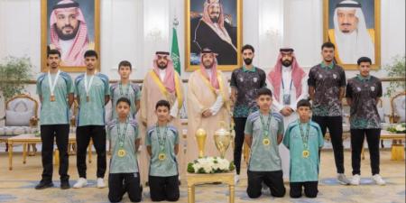 نائب أمير الحدود الشمالية يستقبل أعضاء نادي المساعدية بمناسبة تحقيق بطولتين إقليميتين