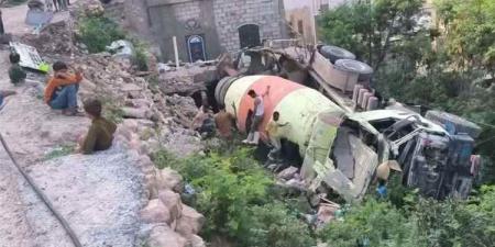 سقوط خلاطة خرسانية على منزل سكني بتعز.. والكشف عن التفاصيل الأولية