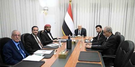 العليمي يرأس اجتماعاً استثنائياً لمجلس القيادة.. رسائل قوية بشأن توحيد القرار العسكري ومواجهة الحوثيين