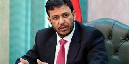 العليمي يوجه رسائل هام لـ الحوثيين ويرد على أنباء الخلافات داخل مجلس القيادة الرئاسي