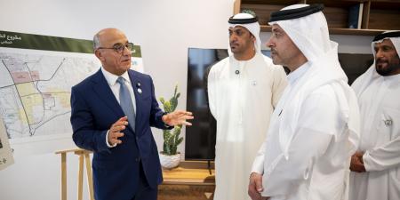 هزاع بن زايد يتفقد سير العمل في مشروع الظاهر السكني بمنطقة العين