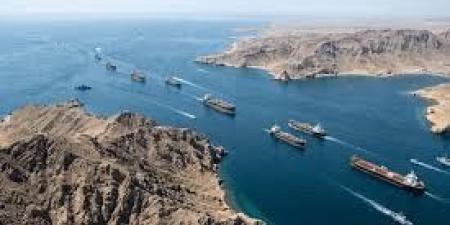 انفجاران يهزان مضيق هرمز.. وناقلة نفط تبلغ عن الحادث وسط تحركات إيرانية عمانية لتنظيم الملاحة