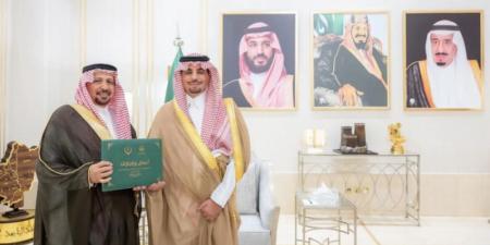 نائب أمير الباحة يطلع على التقرير التوثيقي لإنجازات لجنة إصلاح ذات البين بالمنطقة
