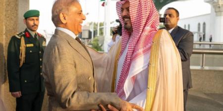 رئيس وزراء باكستان يصل إلى جدة