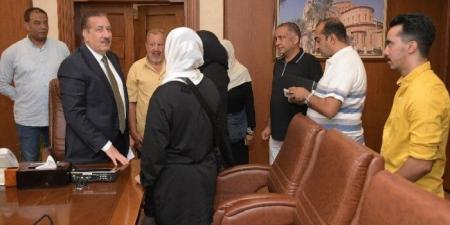 استجابة فورية.. محافظ بورسعيد يوجه بحل مشكلات الأهالي ويدعم الأسر الأولى بالرعاية