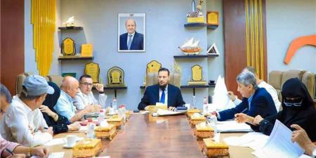 محافظ عدن يترأس اجتماعاً لمناقشة أوضاع المياه والصرف الصحي ويقر حزمة إجراءات لتعزيز المنظومة