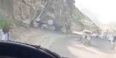 سائق شاحنة يشكو ابتزاز وإهانة من قبل عناصر حوثية في نقطة القبيطة - [فيديو]