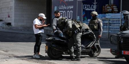 الاحتلال يعتقل ويحقق ميدانيا مع أكثر من 60 فلسطينيا من مخيم قلنديا