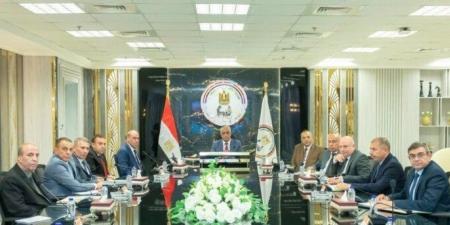 وزير الإنتاج الحربي يوجه بسحب المشروعات من المقاولين غير الجادين