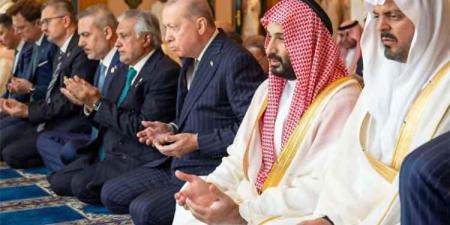 شاهد: قادة السعودية وتركيا وباكستان يؤدون صلاة الجمعة في المسجد الحرام قبل توقيع اتفاقية مكة للدفاع المشترك