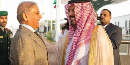 رئيس الوزراء الباكستاني يصل إلى السعودية للمشاركة في مباحثات رسمية