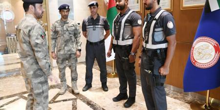 قائد عام شرطة أبوظبي يكرّم اثنين من منتسبي الدوريات الأمنية لجهودهما الإنسانية في خدمة المجتمع