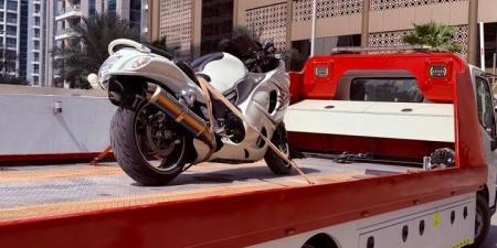 "290 كم/ساعة وعلى إطار واحد".. نهاية استعراض خطير في شوارع دبي