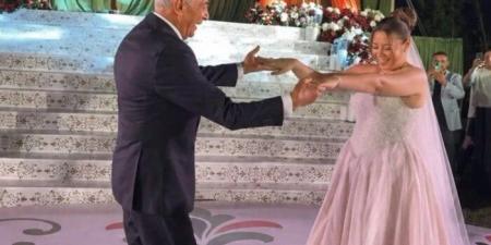 محمود حميدة يغازل جمهوره برقصة على أغنية «يا بتاع التفاح» في فرح ابنته
