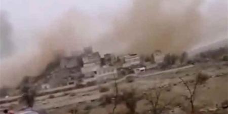 ميليشيا الحوثي تفجّر منزل شيخ قبلي بارز في البيضاء - [فيديو]
