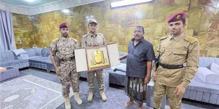 قائد المنطقة العسكرية الثانية يستقبل رئيس أركان درع الوطن بالمهرة.. وهذا ما دار بينهما