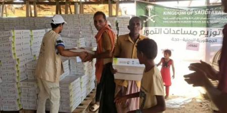 مركز الملك سلمان يوزع 1000 كرتون تمر بمحافظة حجة