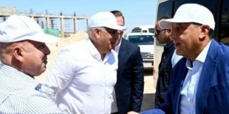 رئيس الوزراء يستعرض المنطقة المقترحة لإقامة مجمع حكومى للخدمات الذكية بمطروح